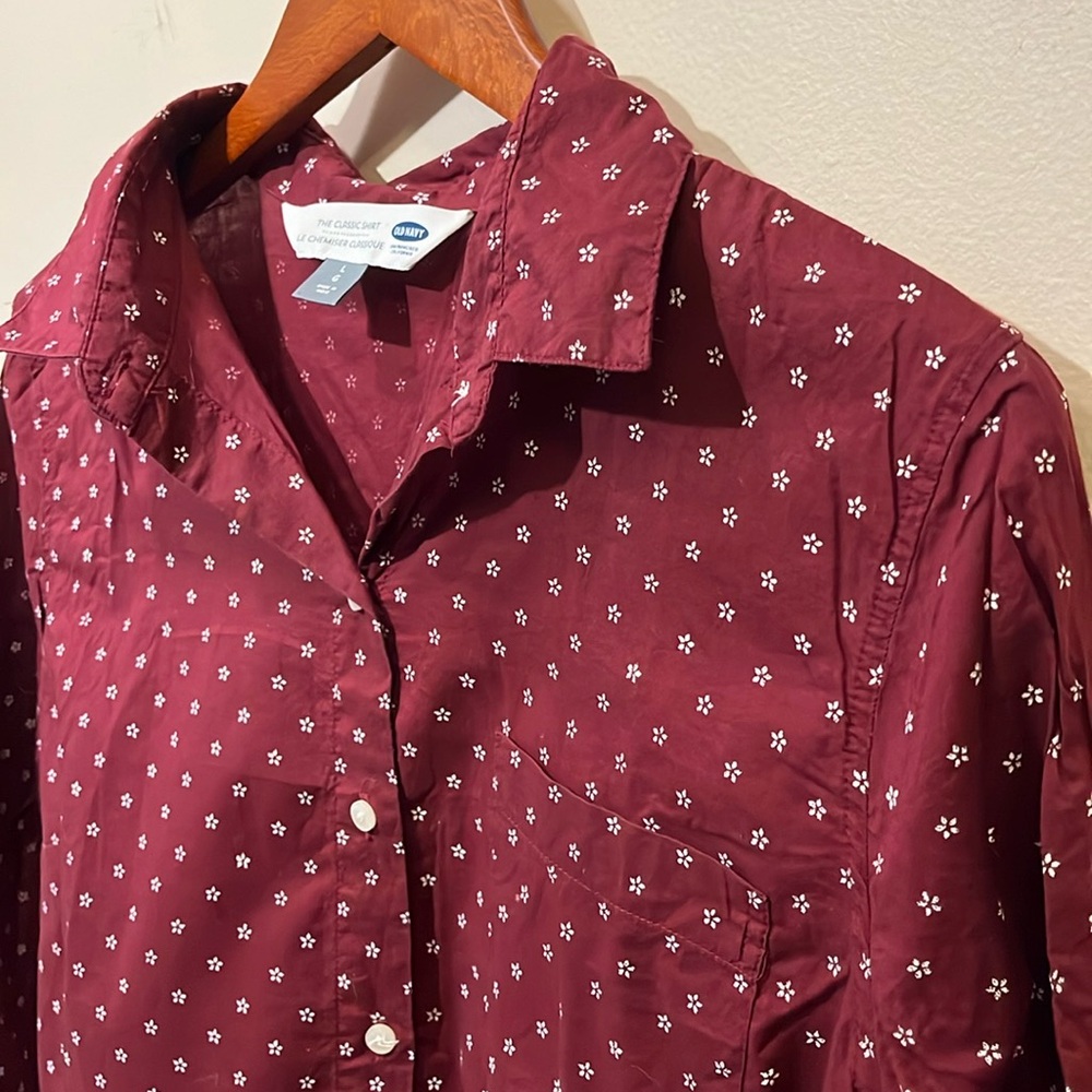✨$5✨ Deep red and white star OLD NAVY button up size L
